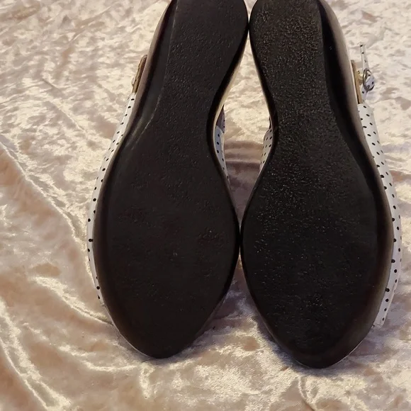 Shoes - Picture 4 of 6